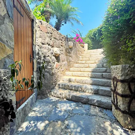 Vilă Private Pool Getaway In A Luxury Stone