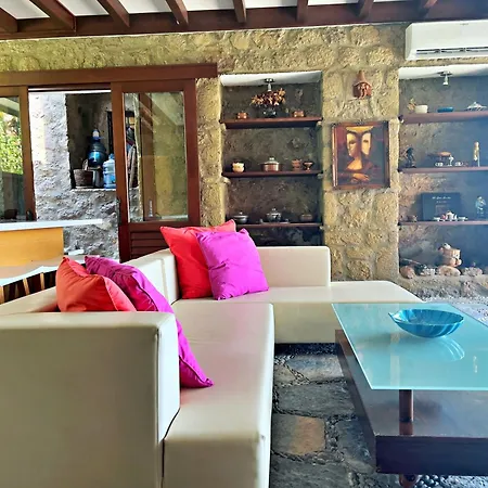 Private Pool Getaway In A Luxury Stone Vilă